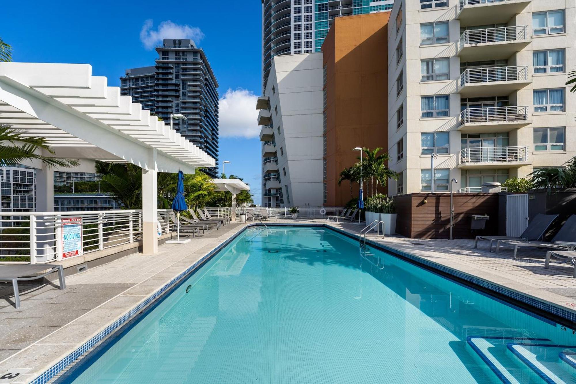 1br Retreat With Bbq, Pool, & Skyline Views Apartment Miami